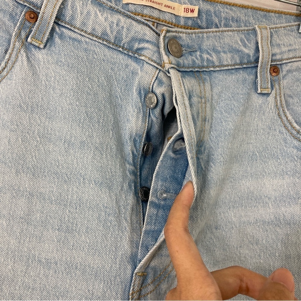 Levi's Light Wash Distressed Women’s Jeans - Picture 6 of 13